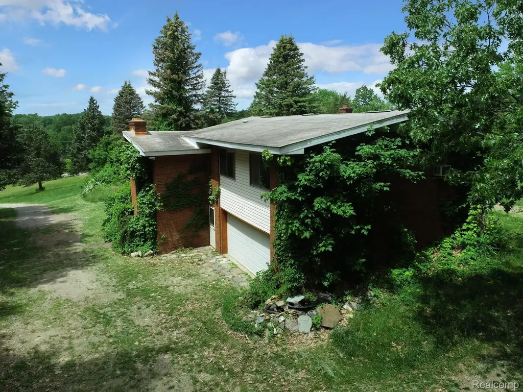 1050 Teggerdine Road White Lake Charter Township MI 48386