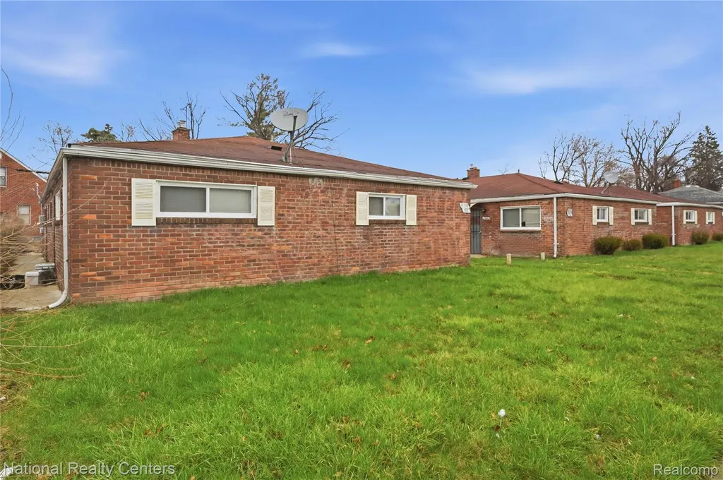 15310 W Chicago Detroit City MI 48228