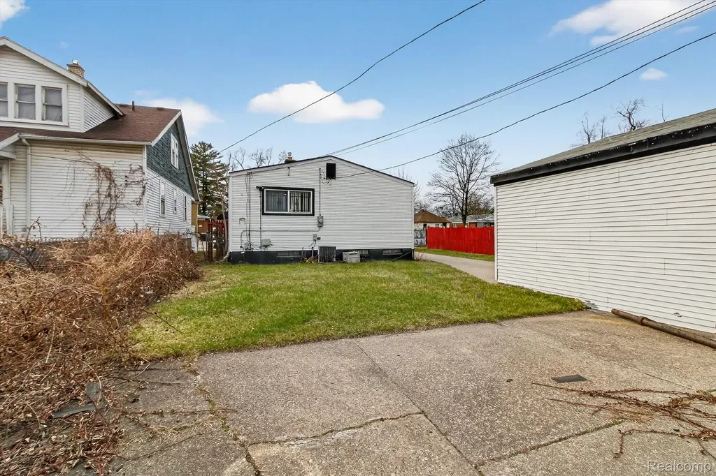 18676 Syracuse Street Detroit City MI 48234