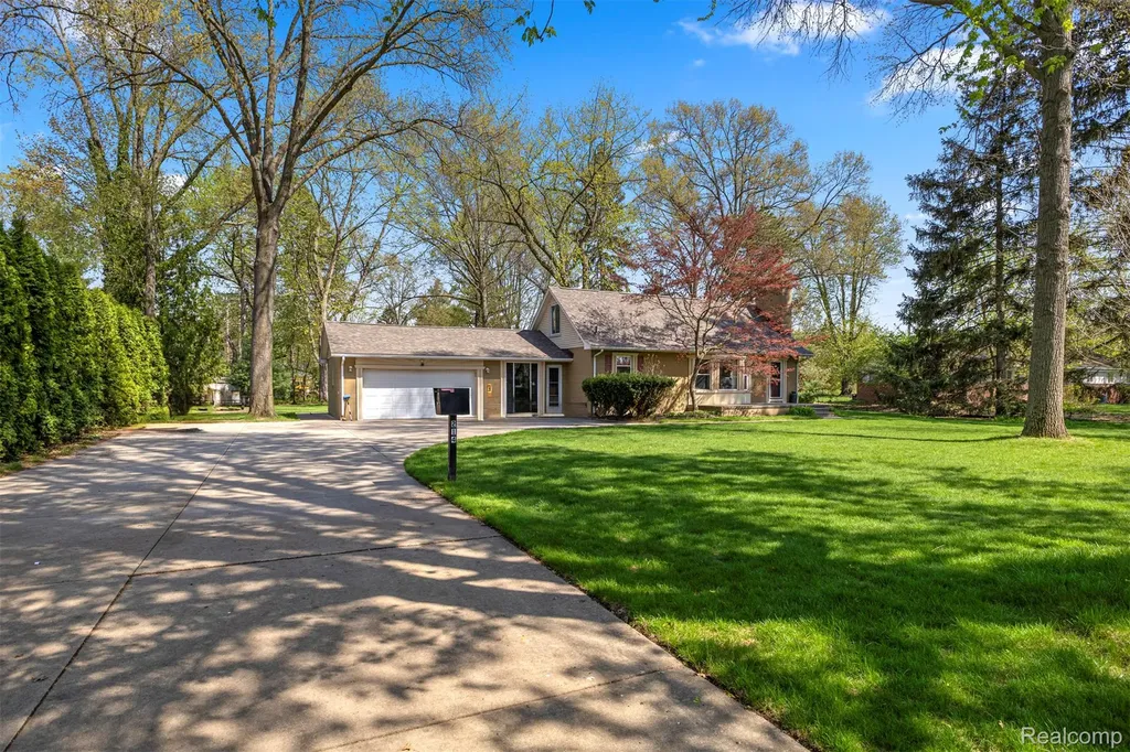 214 N Evangeline Street Dearborn Heights City MI 48127