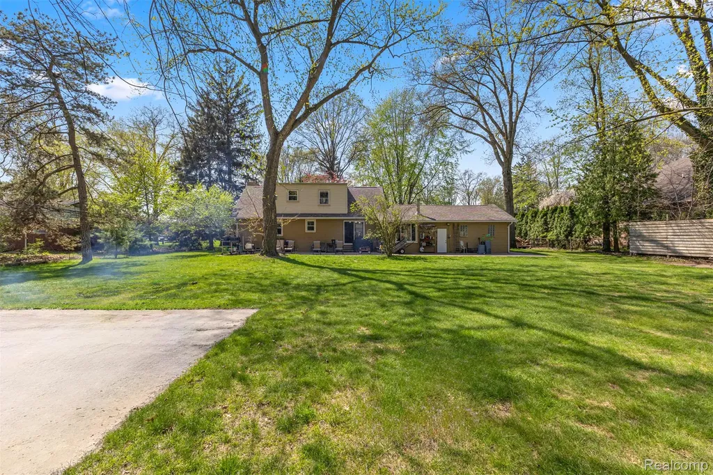 214 N Evangeline Street Dearborn Heights City MI 48127