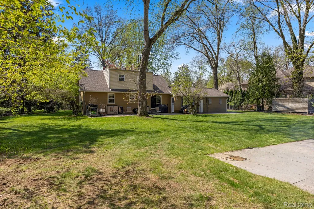 214 N Evangeline Street Dearborn Heights City MI 48127