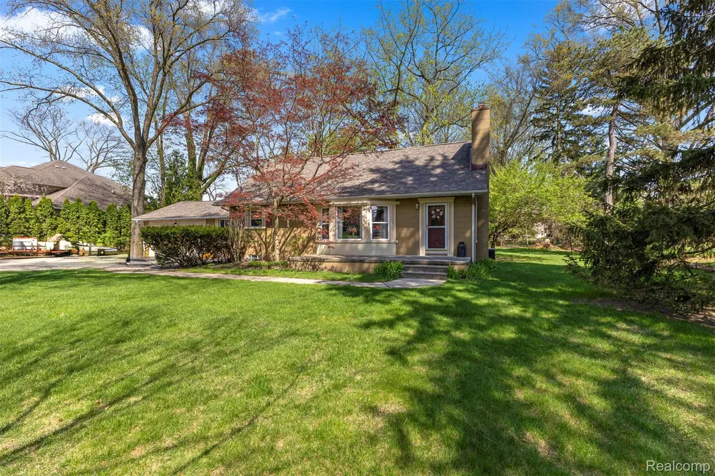 214 N Evangeline Street Dearborn Heights City MI 48127