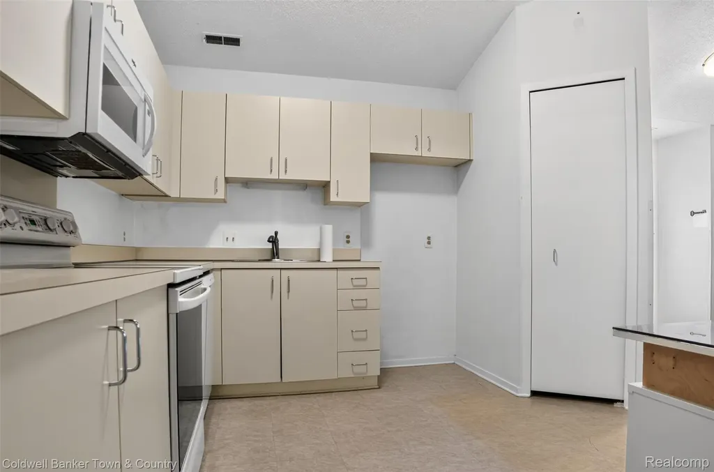 6689 Ridgefield Circle West Bloomfield Charter Township MI 48322