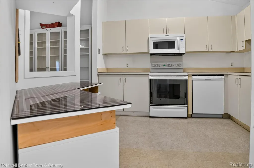 6689 Ridgefield Circle West Bloomfield Charter Township MI 48322