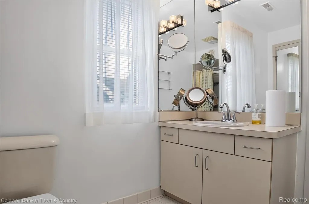 6689 Ridgefield Circle West Bloomfield Charter Township MI 48322