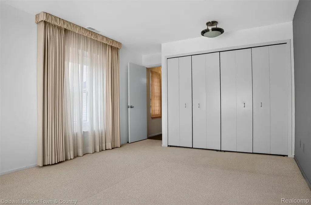 6689 Ridgefield Circle West Bloomfield Charter Township MI 48322