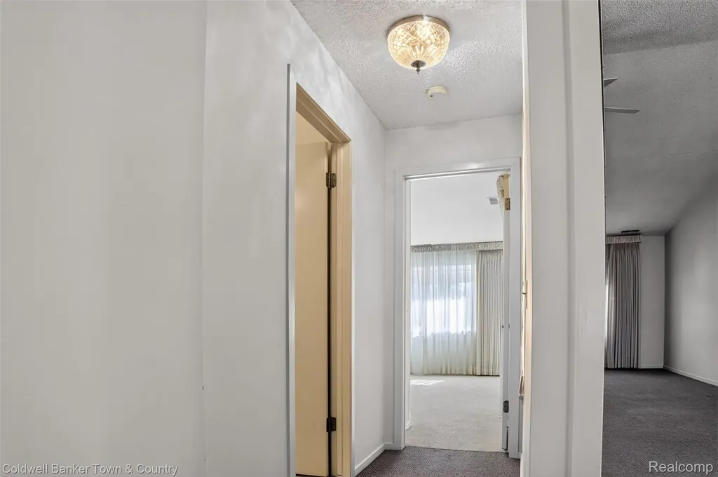 6689 Ridgefield Circle West Bloomfield Charter Township MI 48322
