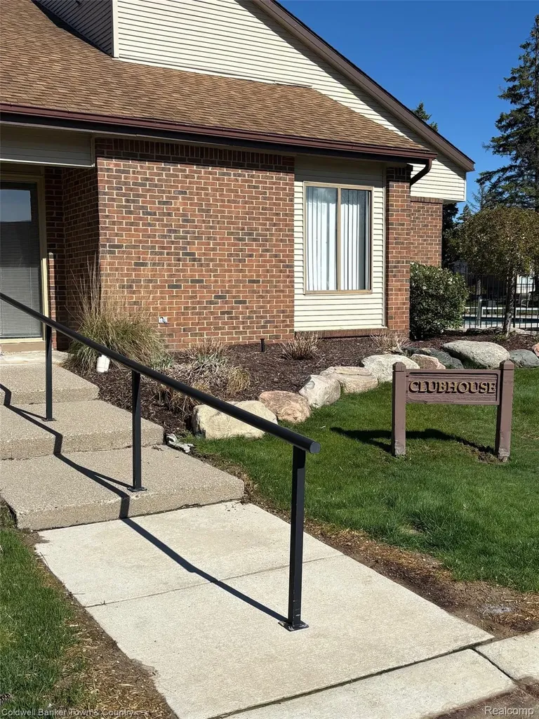 6689 Ridgefield Circle West Bloomfield Charter Township MI 48322