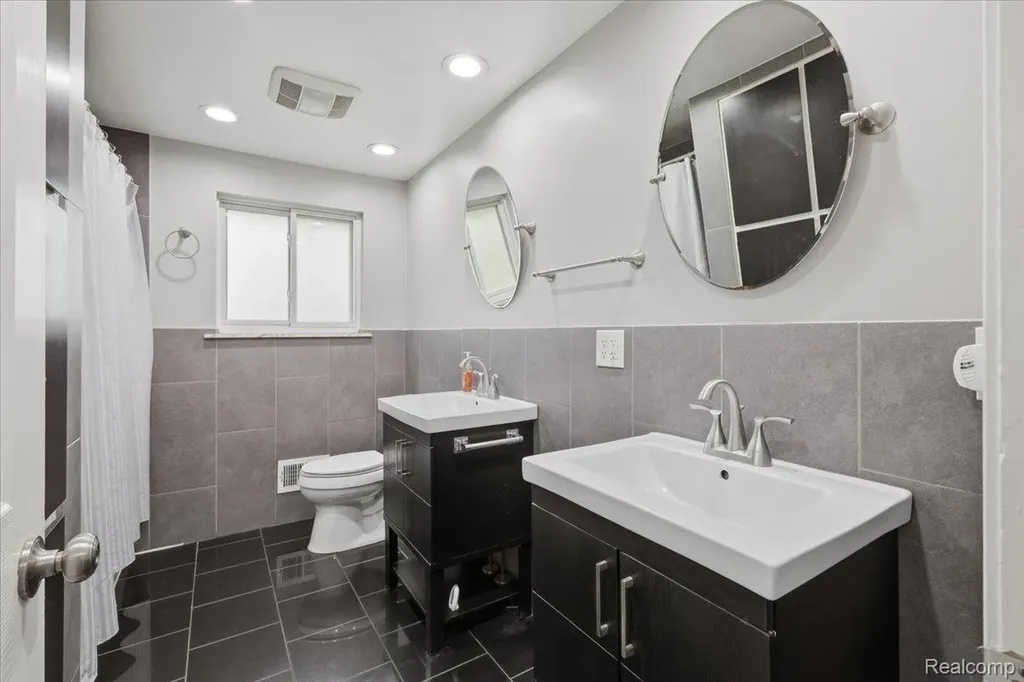 2735 N Williams Lake Road Waterford Charter Township MI 48329