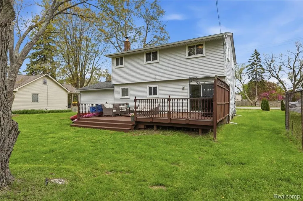 2735 N Williams Lake Road Waterford Charter Township MI 48329