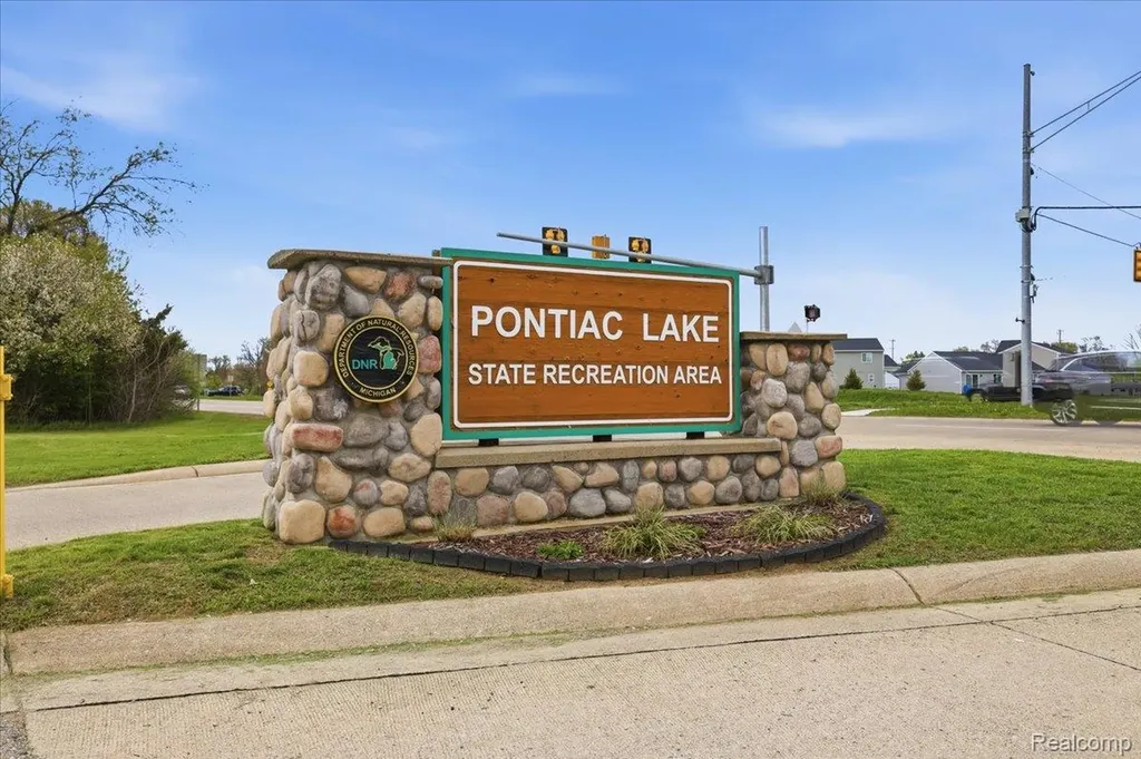 2735 N Williams Lake Road Waterford Charter Township MI 48329