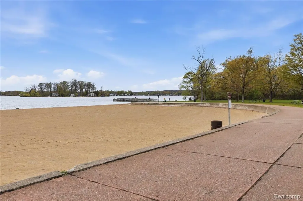 2735 N Williams Lake Road Waterford Charter Township MI 48329