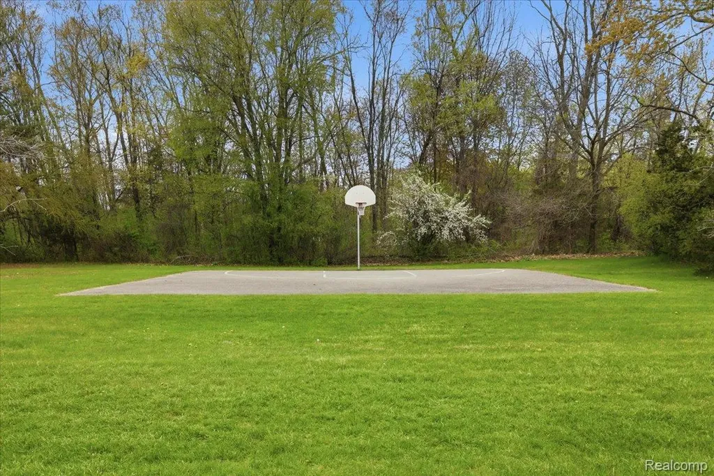 2735 N Williams Lake Road Waterford Charter Township MI 48329
