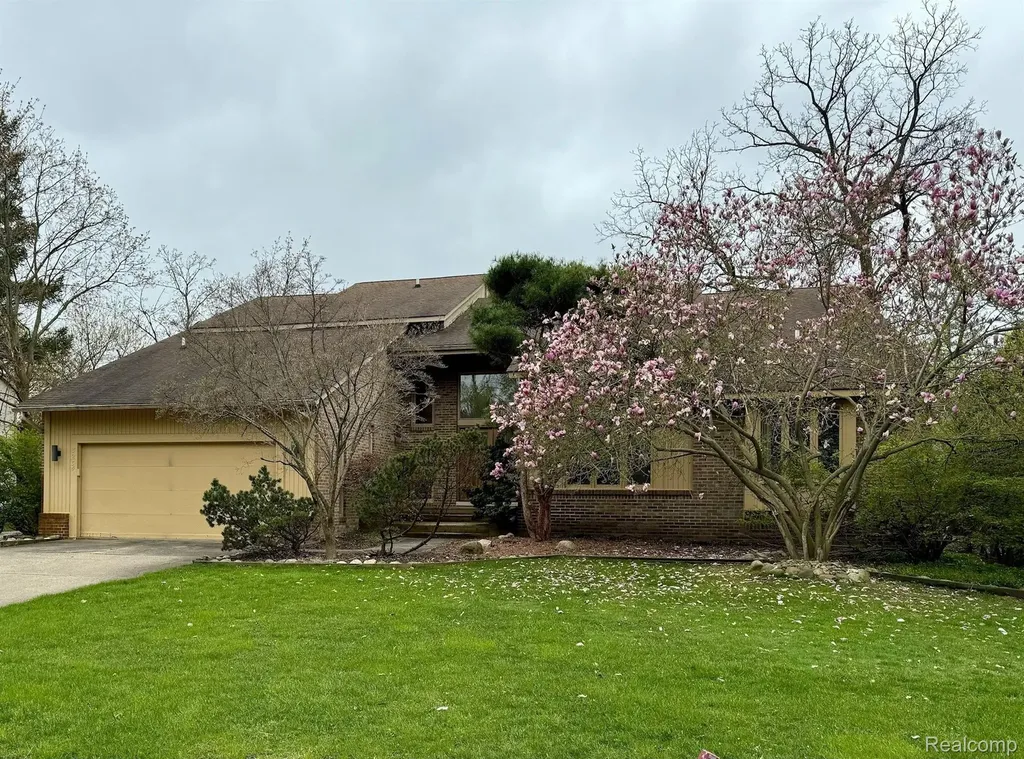 3234 Pine Lake Road West Bloomfield Charter Township MI 48324