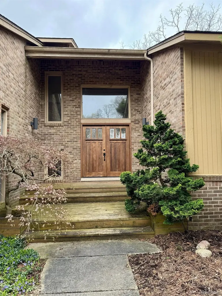 3234 Pine Lake Road West Bloomfield Charter Township MI 48324