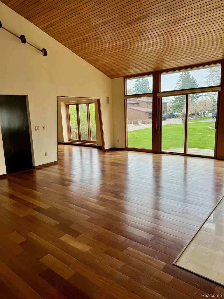3234 Pine Lake Road West Bloomfield Charter Township MI 48324
