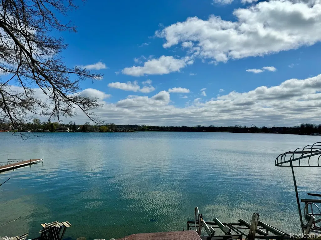 3234 Pine Lake Road West Bloomfield Charter Township MI 48324