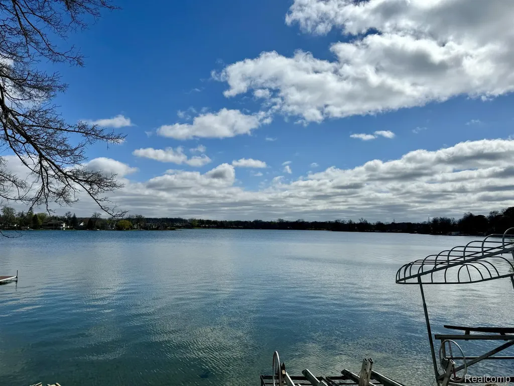 3234 Pine Lake Road West Bloomfield Charter Township MI 48324