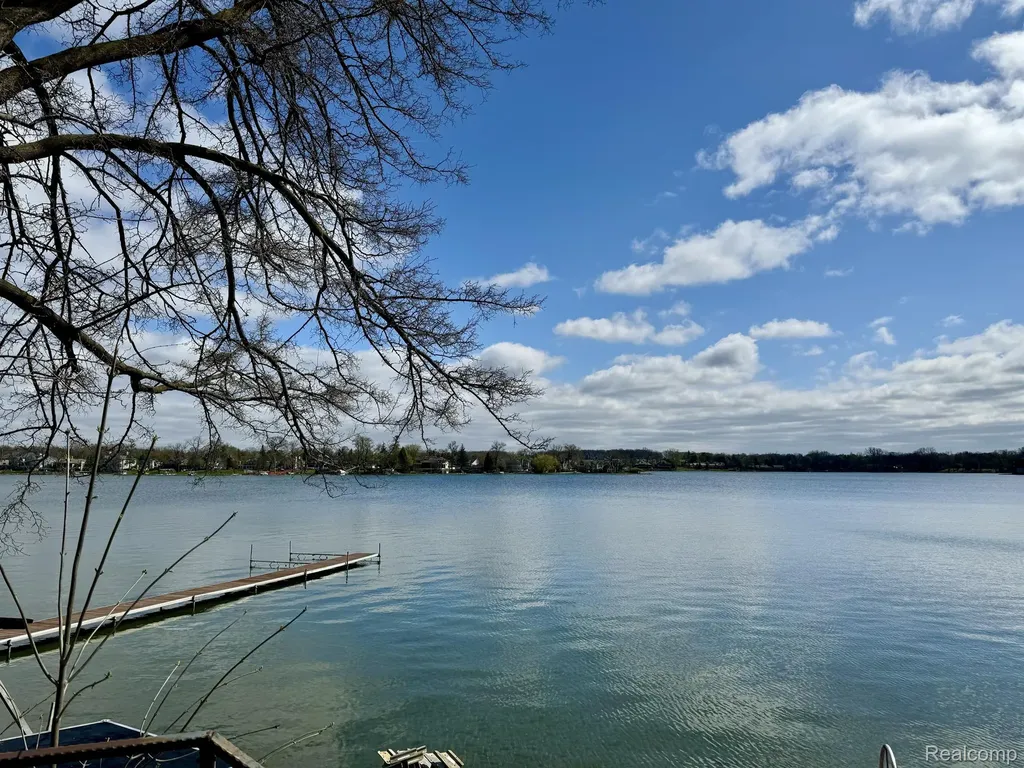 3234 Pine Lake Road West Bloomfield Charter Township MI 48324