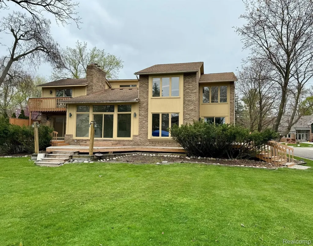 3234 Pine Lake Road West Bloomfield Charter Township MI 48324