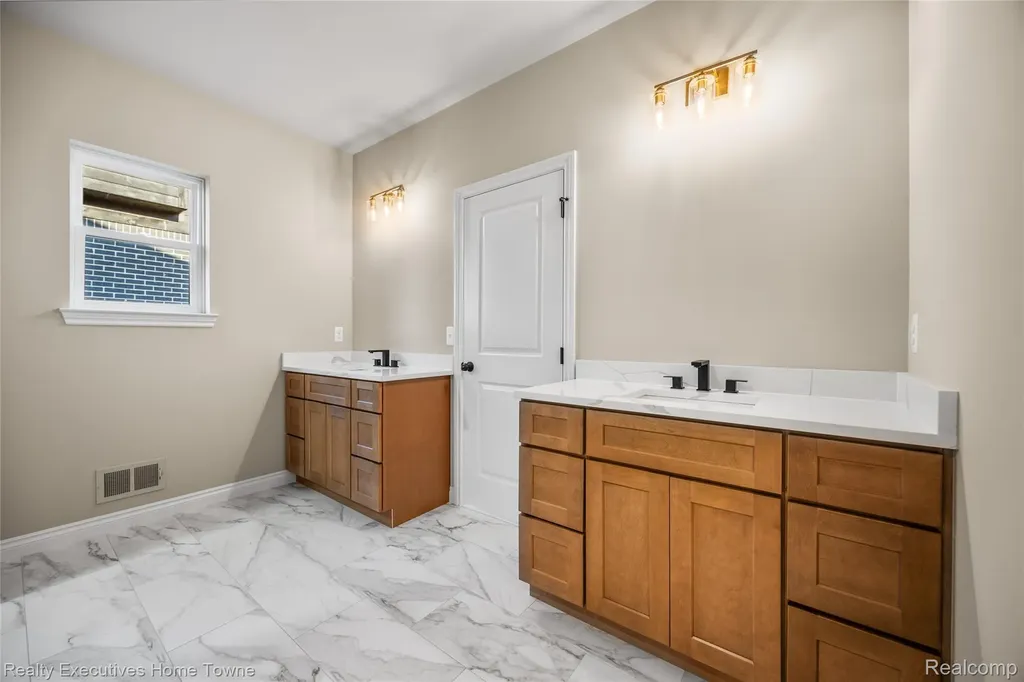 35071 Woodside Drive Richmond City MI 48062