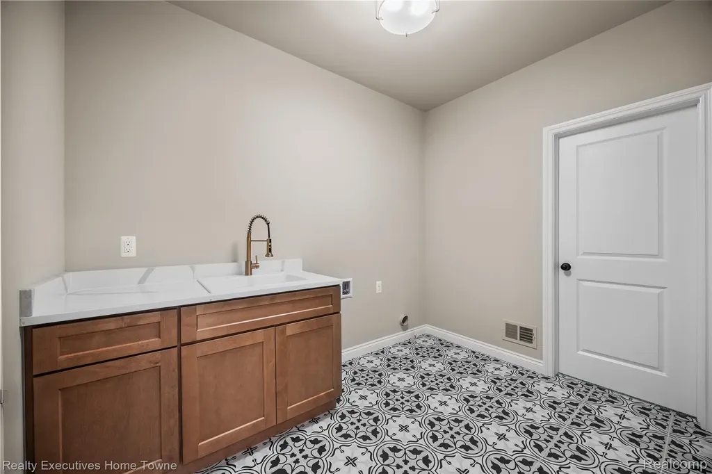 35071 Woodside Drive Richmond City MI 48062