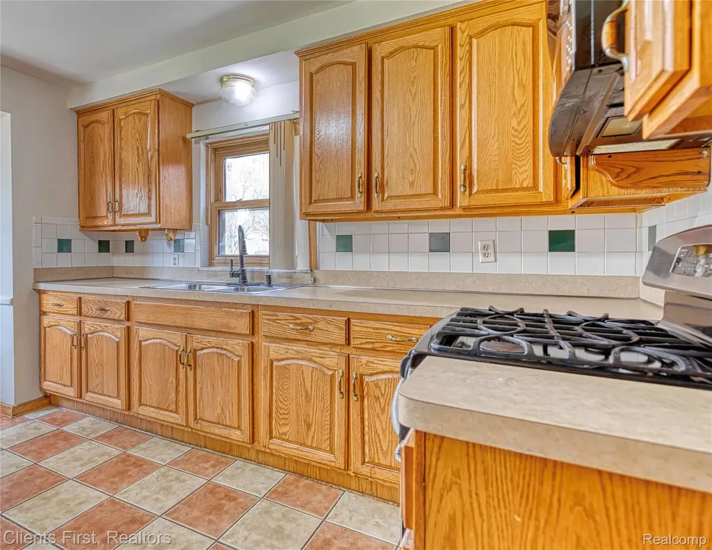 551 Fiske Drive Detroit City MI 48214