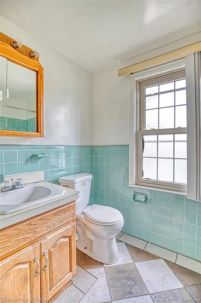 551 Fiske Drive Detroit City MI 48214