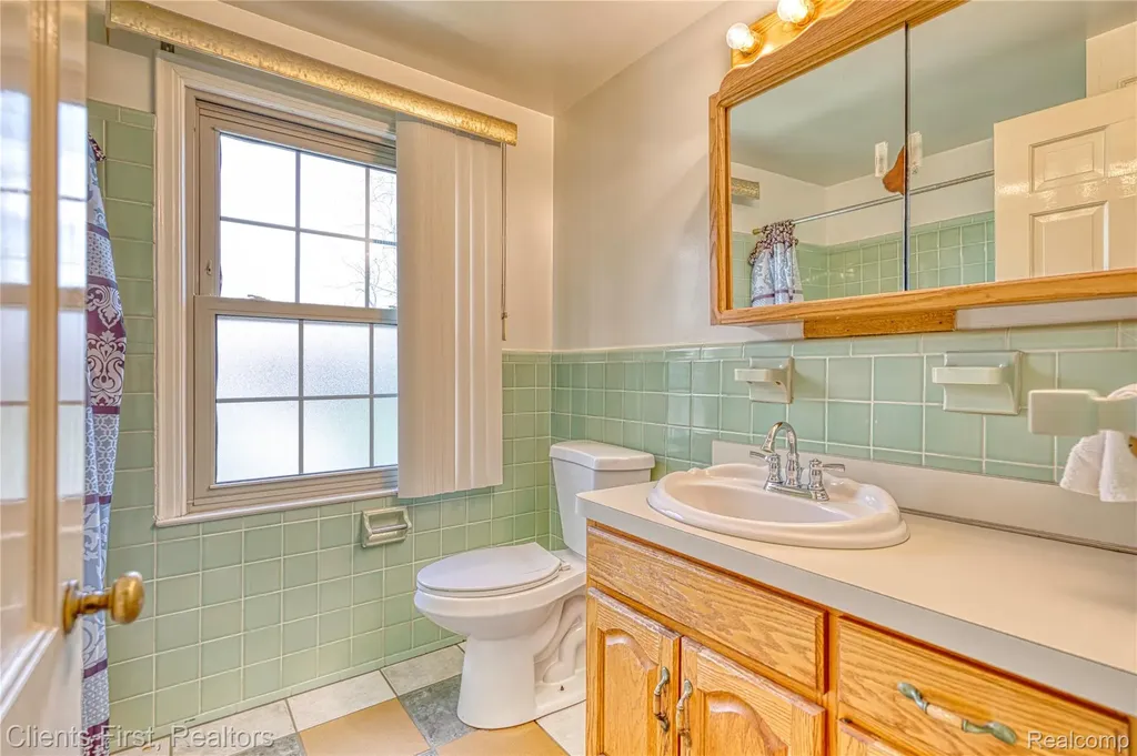 551 Fiske Drive Detroit City MI 48214