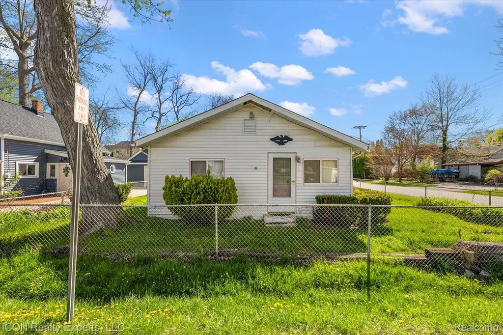 1801 Beechcroft Street Keego Harbor City MI 48320