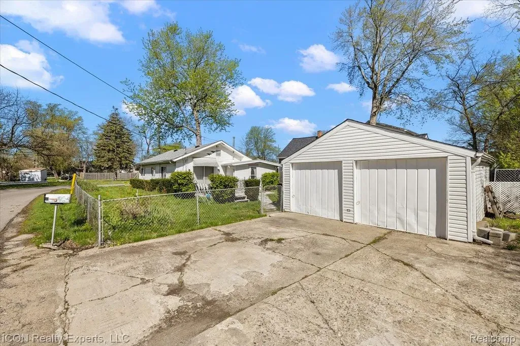1801 Beechcroft Street Keego Harbor City MI 48320
