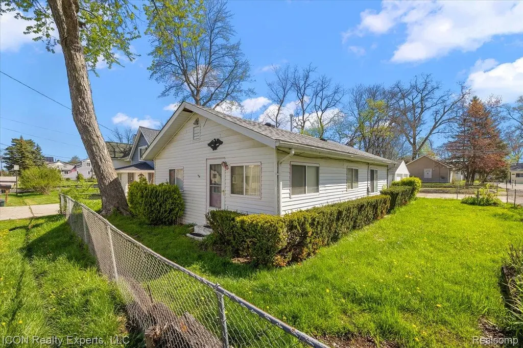 1801 Beechcroft Street Keego Harbor City MI 48320