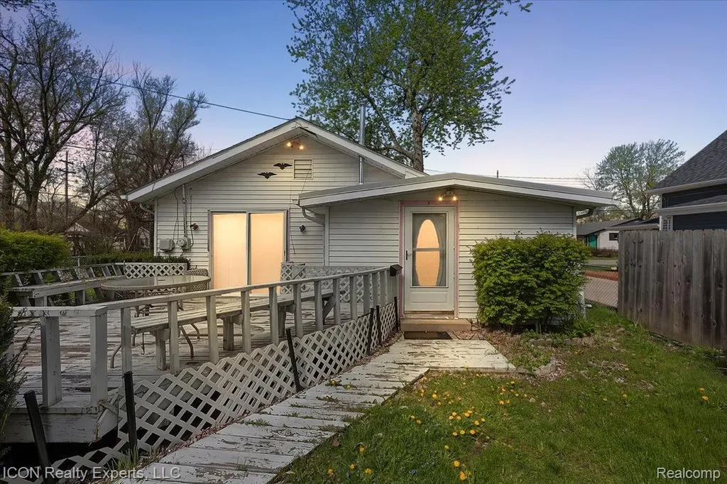 1801 Beechcroft Street Keego Harbor City MI 48320