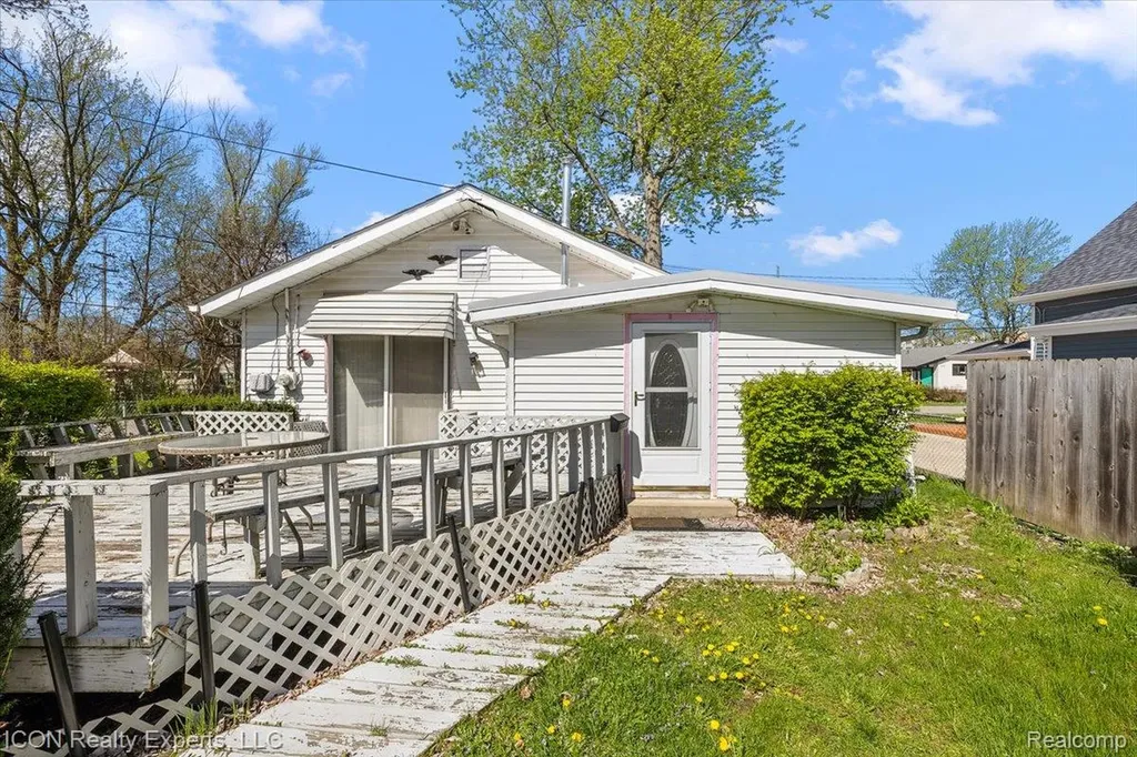 1801 Beechcroft Street Keego Harbor City MI 48320