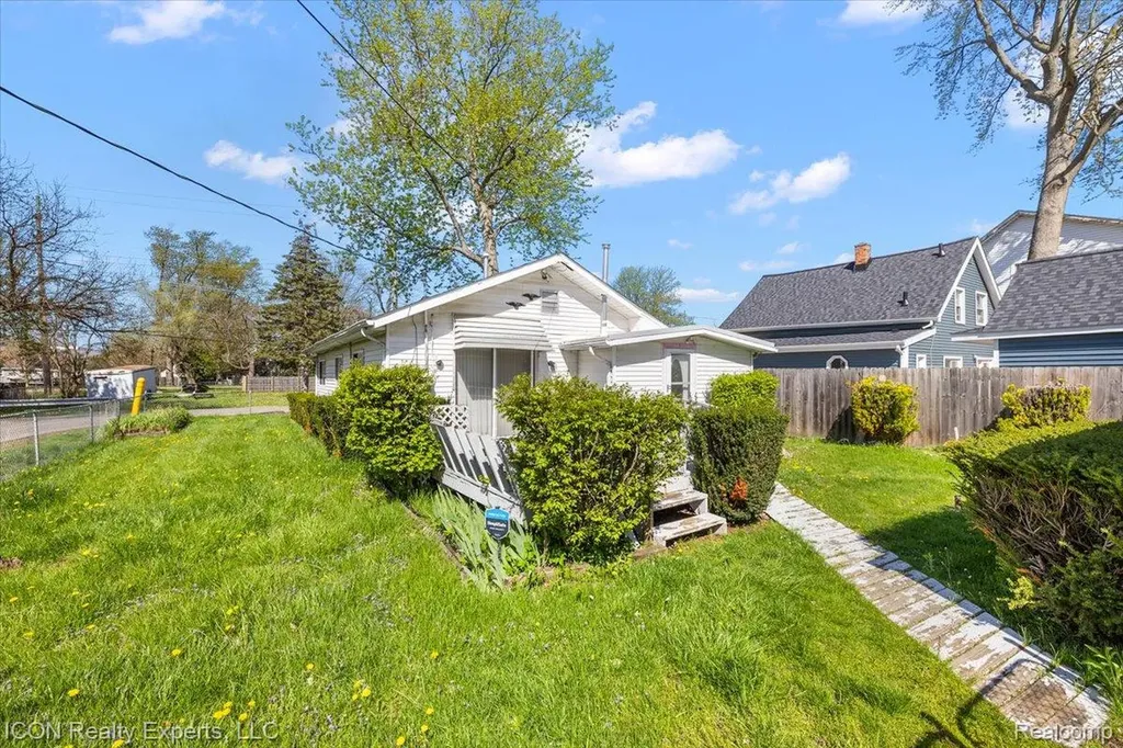 1801 Beechcroft Street Keego Harbor City MI 48320