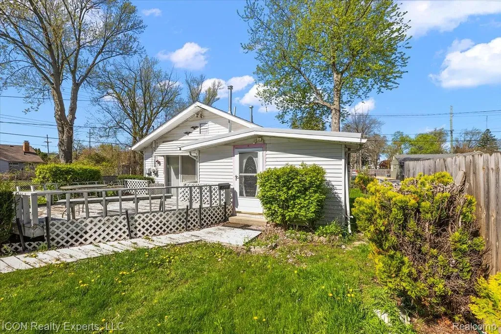 1801 Beechcroft Street Keego Harbor City MI 48320