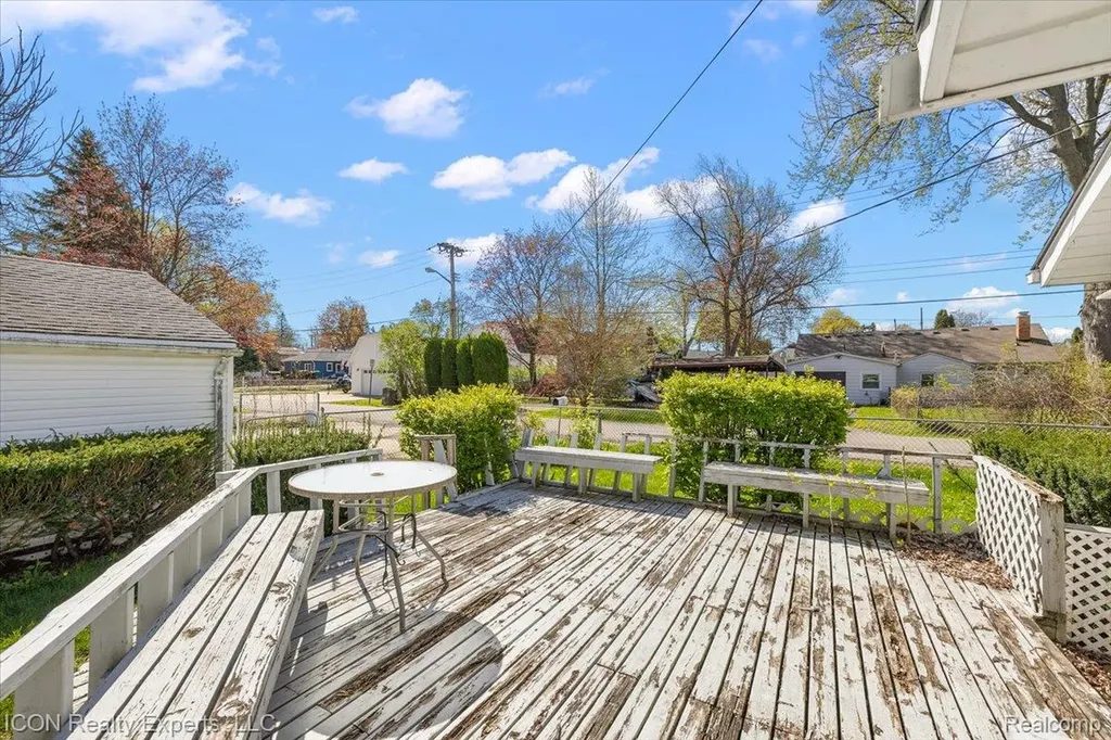 1801 Beechcroft Street Keego Harbor City MI 48320