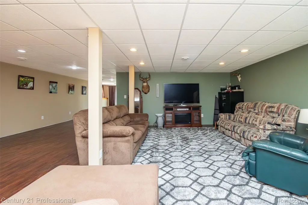 6591 Windiate Road Waterford Charter Township MI 48329