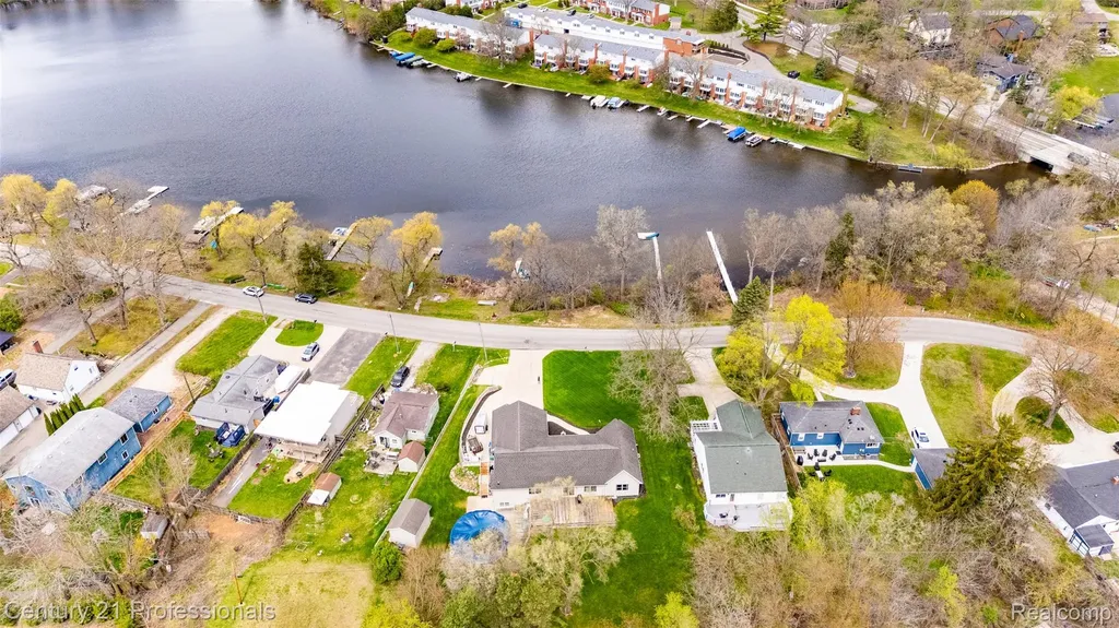 6591 Windiate Road Waterford Charter Township MI 48329