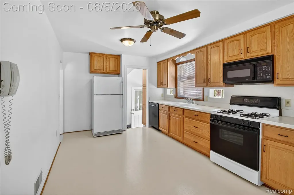 9825 Becker Avenue Allen Park City MI 48101