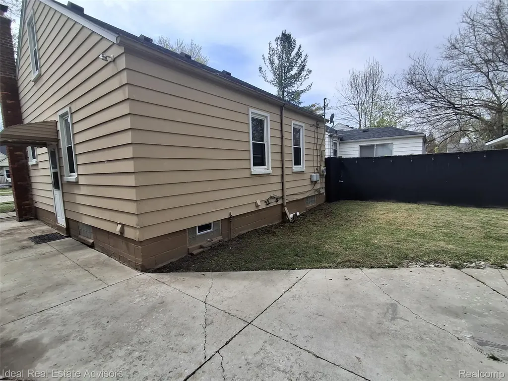 19969 Elkhart Street Harper Woods City MI 48225