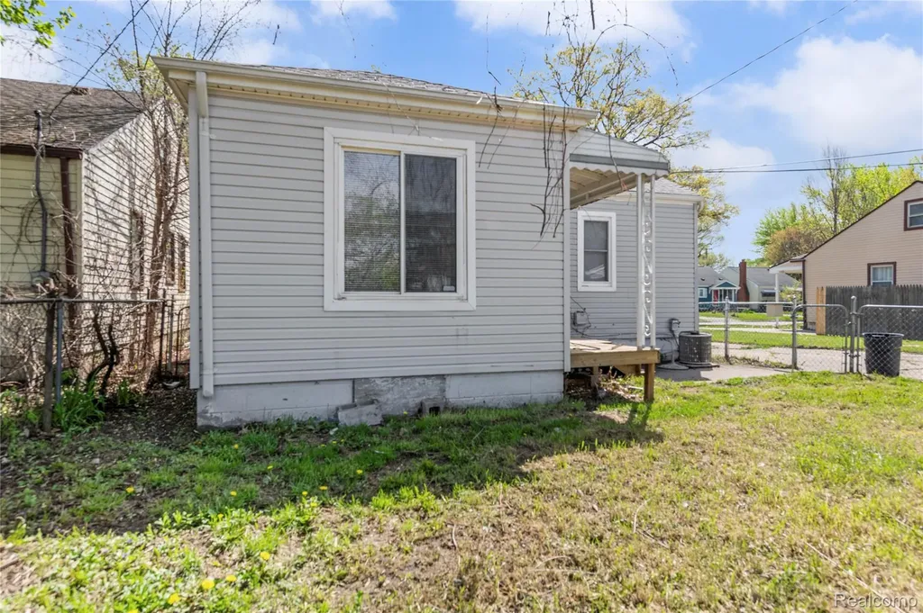 23435 Vance Avenue Hazel Park City MI 48030