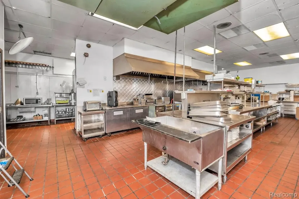 17420 E Warren Detroit City MI 48224