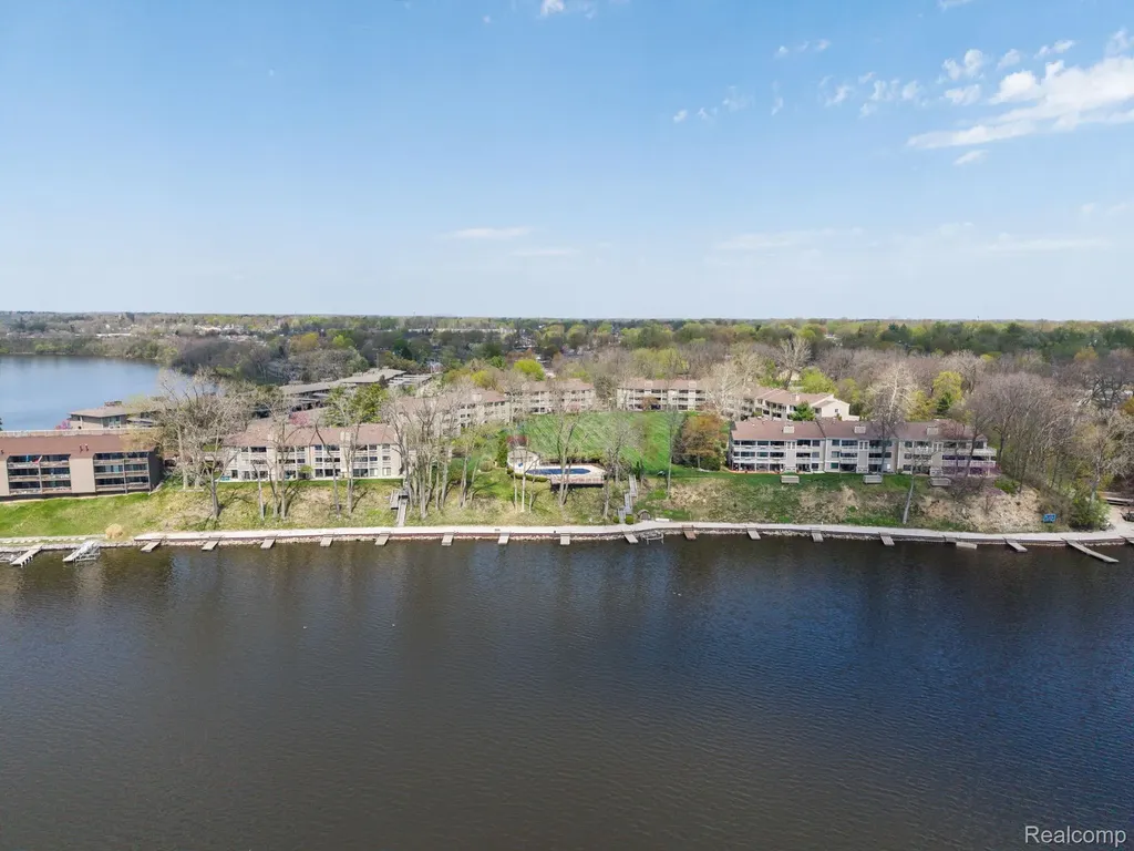 1680 Cliffs Landing Ypsilanti Charter Township MI 48198