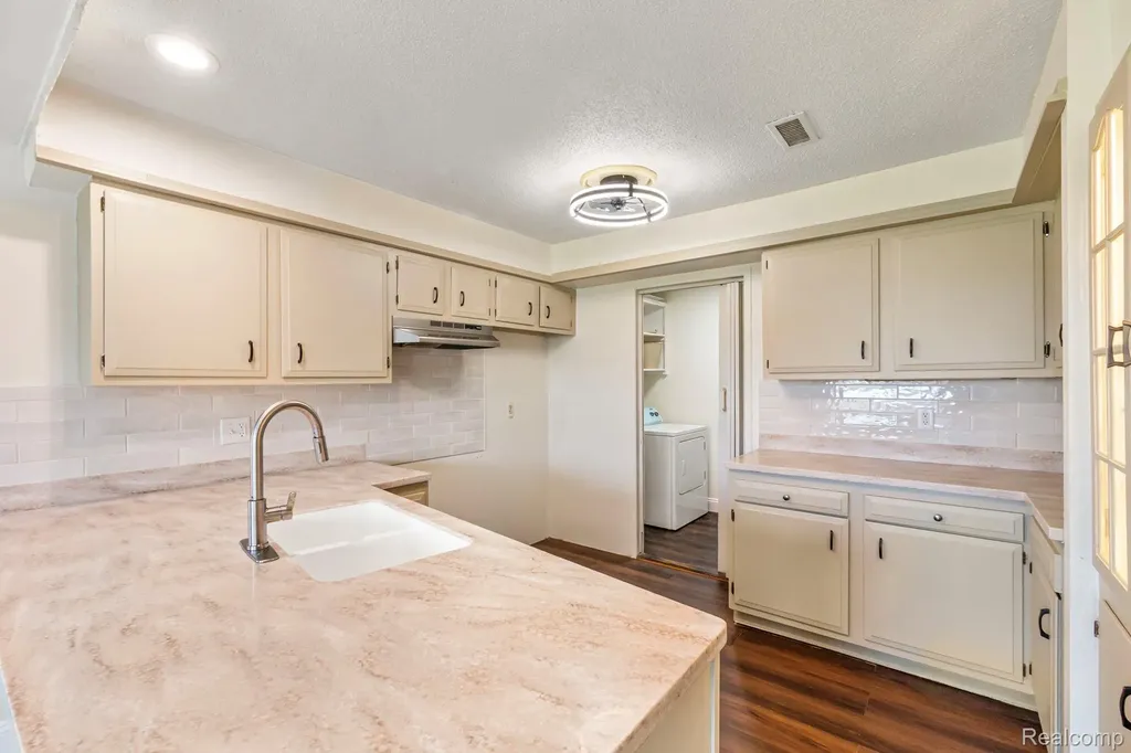 1680 Cliffs Landing Ypsilanti Charter Township MI 48198