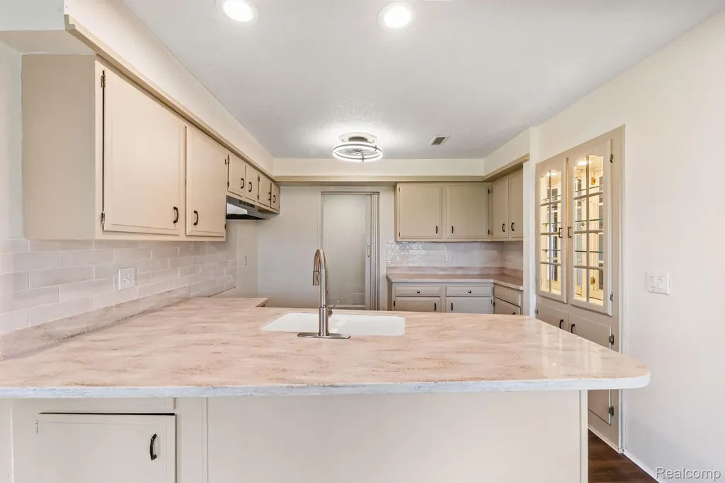 1680 Cliffs Landing Ypsilanti Charter Township MI 48198