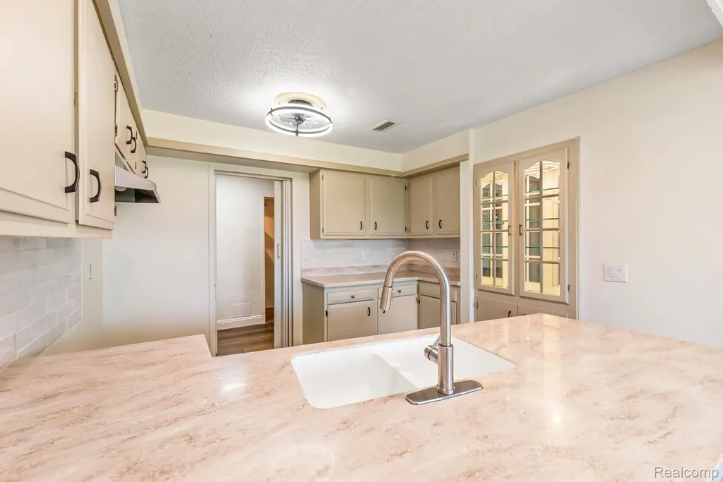 1680 Cliffs Landing Ypsilanti Charter Township MI 48198