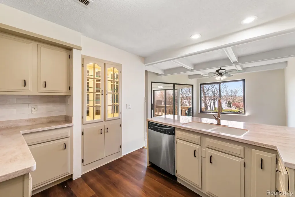 1680 Cliffs Landing Ypsilanti Charter Township MI 48198
