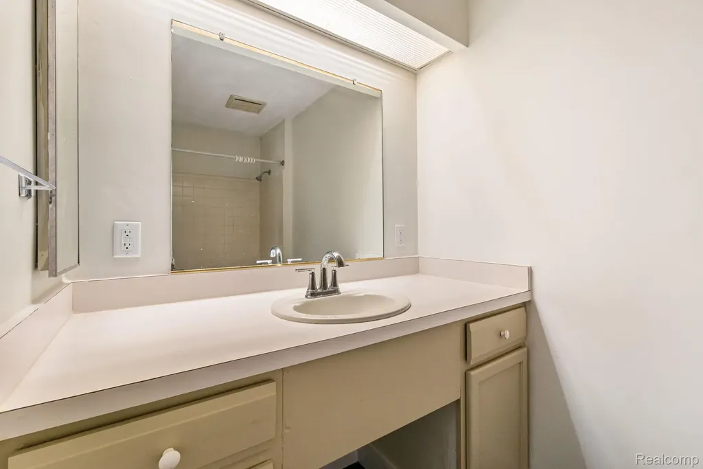 1680 Cliffs Landing Ypsilanti Charter Township MI 48198
